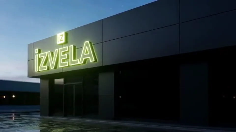 Bina cephesinde ışıklı kutu harf tabela, akşam saatinde